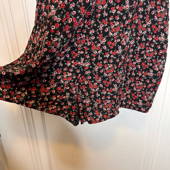 Floral Halter Neck Romper - Picture 3 of 6